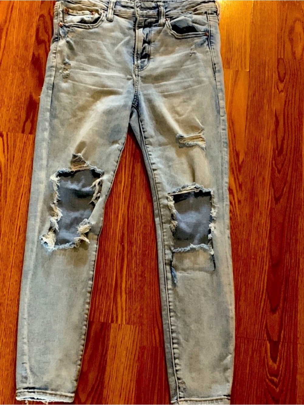 Light Wash Distressed women’s Jeans hardly worn !! In Great Condition 💙